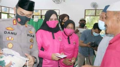Kapolres Langkat dan Ketua Bhayangkari Berikan Paket Beras dan Uang untuk Bilal dan Penggali Makam