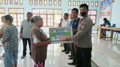 Kapolsek Lolofitumoi Monitoring Penyaluran BLT-DD Tahun 2022