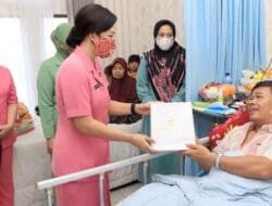 Ketua Bhayangkari Sumut Bersama Ketua Persit Chandra Kirana Jenguk Babinsa Jadi Korban Pembacokan