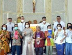Ketua TP PKK Dairi Hadiri Misa Paskah dan Ramah Tamah dengan Lansia Tigalingga