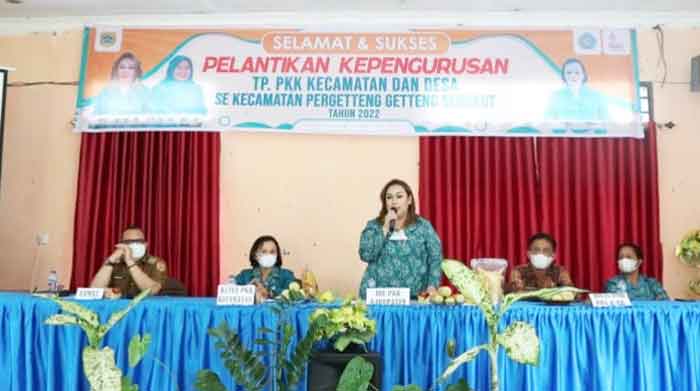 Ketua TP PKK Saksikan Pelantikan Pengurus TP PKK Kecamatan dan Desa