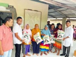 PT SMS Bagikan 300 Karung Beras Kepada Warga Sekitar