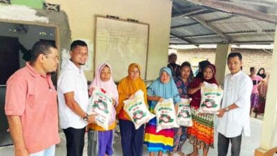 PT SMS Bagikan 300 Karung Beras Kepada Warga Sekitar