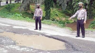 Jalinsum Menuju Bukit Lawang Rusak dan Berlubang