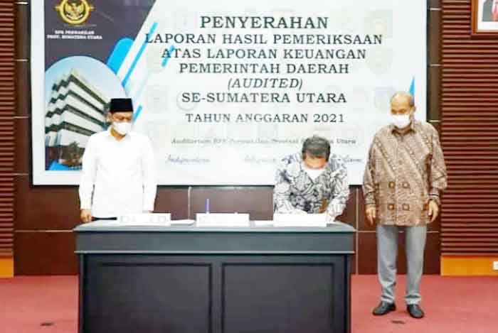 Penyerahan Laporan Hasil Pemeriksaan Keuangan Pemko Tebingtinggi