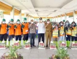 Wali Kota Tebingtinggi Berikan Penghargaan Kepada 298 Petugas Kebersihan Pegawai Non-ASN