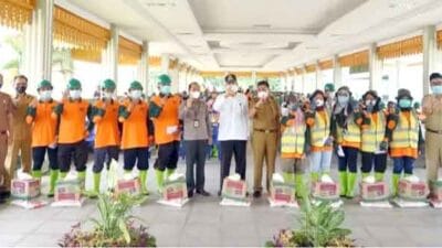 Wali Kota Tebingtinggi Berikan Penghargaan Kepada 298 Petugas Kebersihan Pegawai Non-ASN