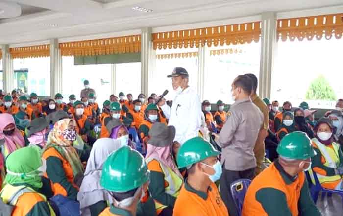 Wali Kota Tebingtinggi Berikan Penghargaan Kepada 298 Petugas Kebersihan Pegawai Non-ASN