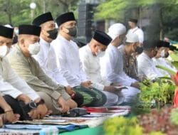 Bobby Nasution Shalat Idul Fitri di Lapangan Merdeka