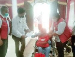 Dinsos PPPA dan Disdukcapil Serahkan Bantuan Berupa Kursih Roda, Sembako, E-KTP dan KK