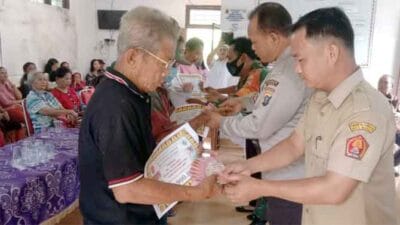 Personel Polsek Sirombu Monitoring Penyaluran BLT-DD tahun 2022 di Desa Onowaembo