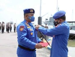 Kabaharkam Polri Berikan Penghargaan Kepada Personel