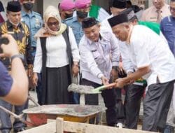 Afandin Berkeringat Mengaduk Semen di Peletakan Batu Pertama Masjid Assyakirin