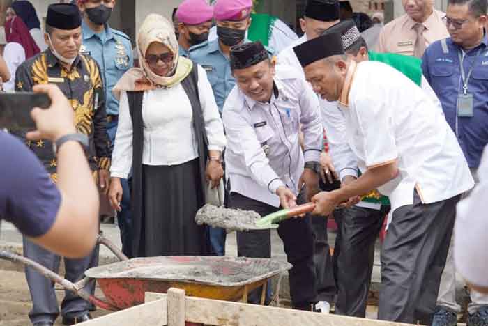 Afandin Berkeringat Mengaduk Semen di Peletakan Batu Pertama Masjid Assyakirin