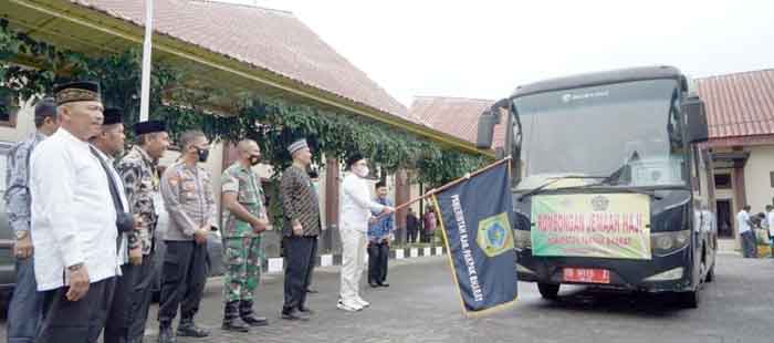 Bupati Pakpak Bharat Lepas Jemaah Calon Haji Pakpak Bharat