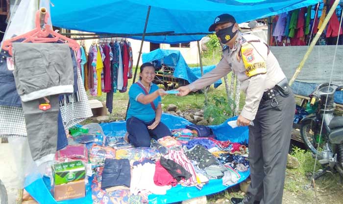 Bhabinkamtibmas Polsek Bawolato Bagikan Masker Gratis