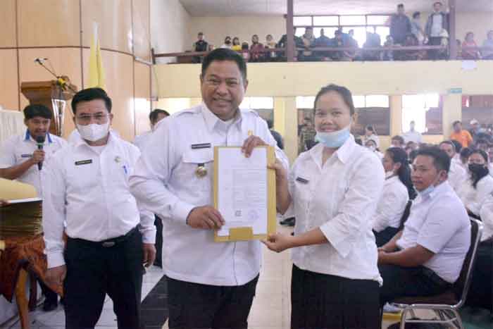Bupati Eddy Berutu Serahkan 375 SK PPPK Formasi Tahun 2021