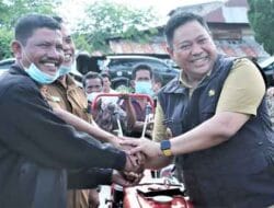 Bupati Eddy Berutu Serahkan Bantuan Alat Pertanian untuk Kelompok Tani di Siempat Nempu