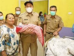 Bupati Franc Serahkan Dokumen Kependudukan dan Bingkisan Kepada Bayi Baru Lahir di RSUD Salak