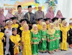 Camat Lima Puluh Pesisir Wisuda Siswa/i PAUD Al Ansor Wal Ichsan Desa Barung-barung