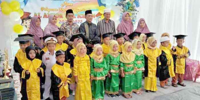 Camat Lima Puluh Pesisir Wisuda Siswa/i PAUD Al Ansor Wal Ichsan Desa Barung-barung