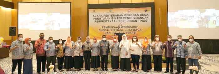 Ketua GPMB Pakpak Bharat Terima Gerobak Baca