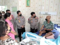 Kapolda Sumut Jenguk Personel yang Sakit