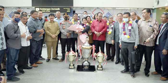 Kapoldasu Sambut Kedatangan Kontingen Pesparawi Sumut di Bandara Kualanamu