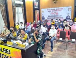 Kapolres Langkat Didampingi Ketua Bhayangkari dan PJU Polres Langkat Ikuti Zoom Meeting