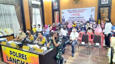 Kapolres Langkat Didampingi Ketua Bhayangkari dan PJU Polres Langkat Ikuti Zoom Meeting
