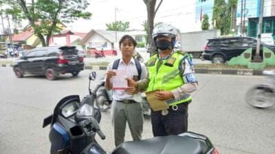 Personel Beri Teguran Simpatik Kepada Pengguna Jalan
