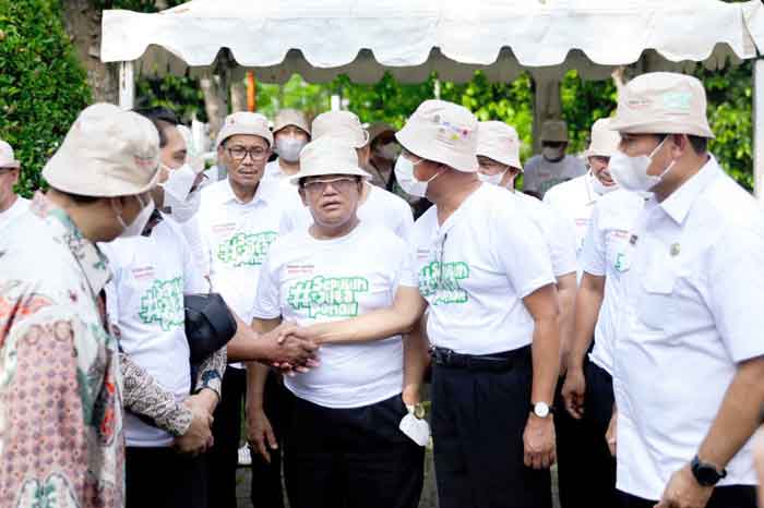 Bobby Nasution Bersama Menko PMK Lakukan Penanaman Pohon di USU