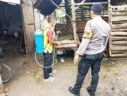 Bhabinkamtibmas Polsek Tanjung Pura Lakukan Penyemprotan di Lokasi Kandang Hewan Ternak Milik Warga