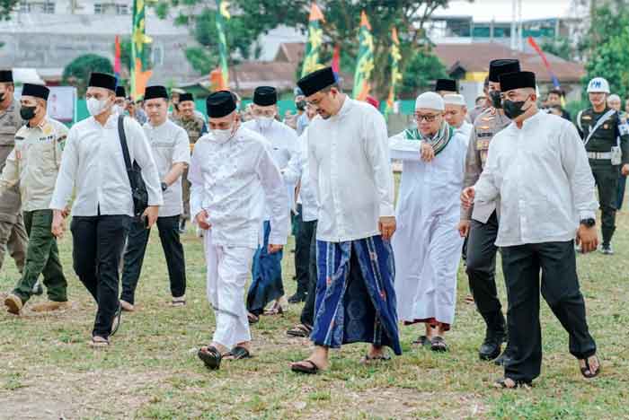 Bobby Nasution & Gubsu Salat Idul Adha Bersama di Lapangan Gajah Mada