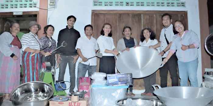 Bupati Berikan Bantuan Alat Pengiris Singkong ke Kelompok Usaha Bangkit di Desa Perjuangan