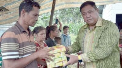 Bupati Dairi Eddy Berutu Serahkan Bantuan Kepada Warga Korban Kebakaran di Dusun Juma Takkar