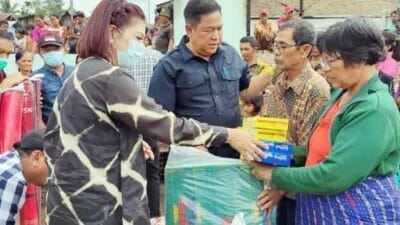 Bupati Dairi Serahkan Bantuan Bagi Warga Korban Kebakaran di Desa Silumboyah