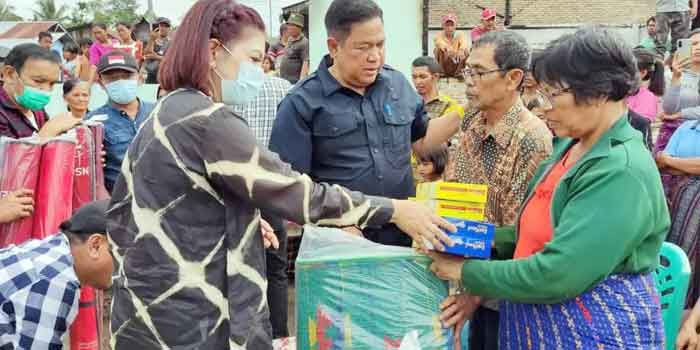 Bupati Dairi Serahkan Bantuan Bagi Warga Korban Kebakaran di Desa Silumboyah