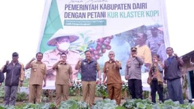 Bupati Eddy Berutu dan Petani Penerima KUR Klaster Tanam Kopi di Desa Perjuangan