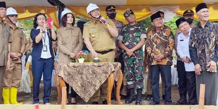 Bupati Eddy Berutu Letakkan Batu Pertama Pembangunan Perpustakaan di Tamrek