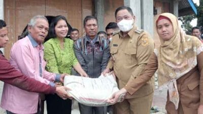 Bupati Eddy Berutu Serahkan Bantuan untuk Renovasi Gereja HKBP Sion Banjar Toba