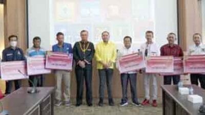 Bupati Pakpak Bharat Serahkan Bantuan Keuangan Partai Politik dan Ormas