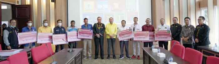 Bupati Pakpak Bharat Serahkan Bantuan Keuangan Partai Politik dan Ormas