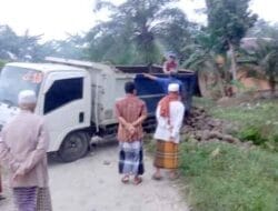 Dump Truck Bermuatan Material Dinas PU Provinsi Terperosok di Desa Pematang Cengal
