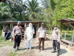 Kanit Binmas dan Bhabinkamtibmas Polsek Hinai Lakukan Penyemprotan Disinfektan