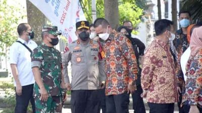 Kapoldasu Dampingi Presiden dan Ibu Iriana Bagikan Bansos dan Belanja Buah di Pasar Petisah Medan