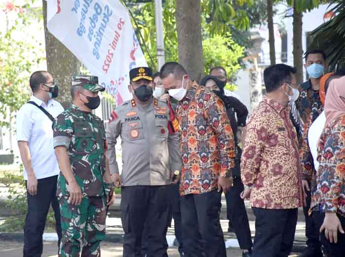 Kapoldasu Dampingi Presiden dan Ibu Iriana Bagikan Bansos dan Belanja Buah di Pasar Petisah Medan
