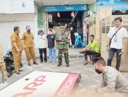 Pemko Tertibkan Reklame Bermasalah di Kecamatan Medan Baru
