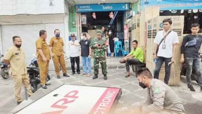 Pemko Tertibkan Reklame Bermasalah di Wilayah Kecamatan Medan Baru