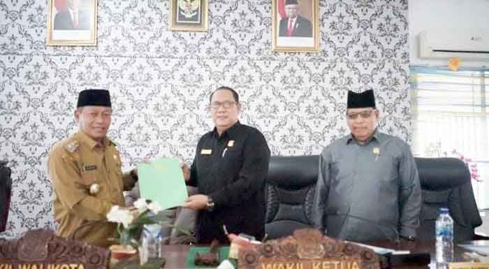 Plt Wali Kota Tanjungbalai Sampaikan Ranperda Kepada DPRD